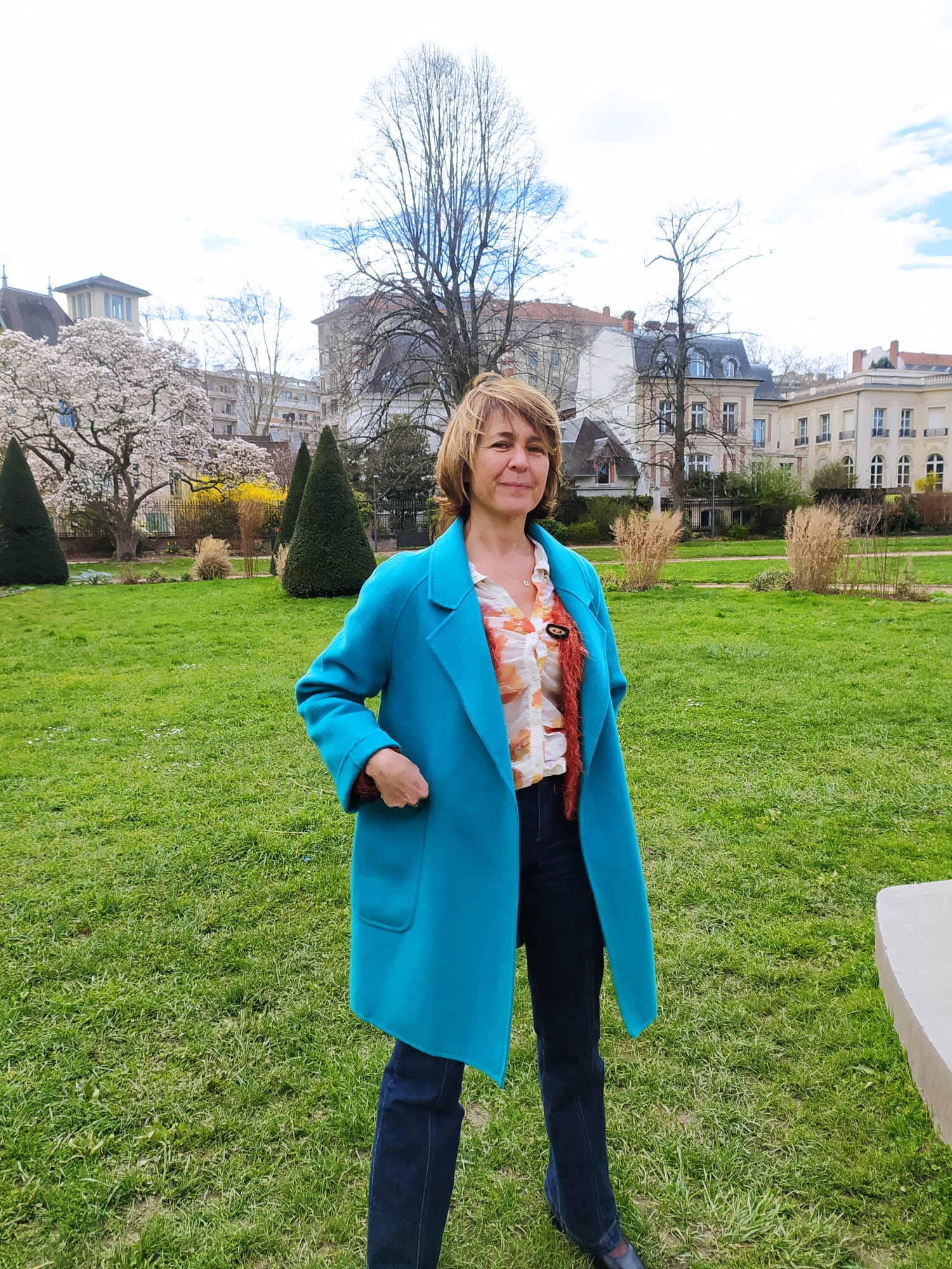 Femme debout rayonnante